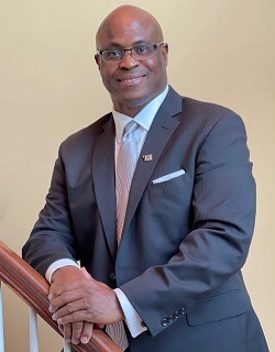 <b> IN SURPRISE, VETERAN HOLLIS TOWNS SAYS GOODBYE</b>